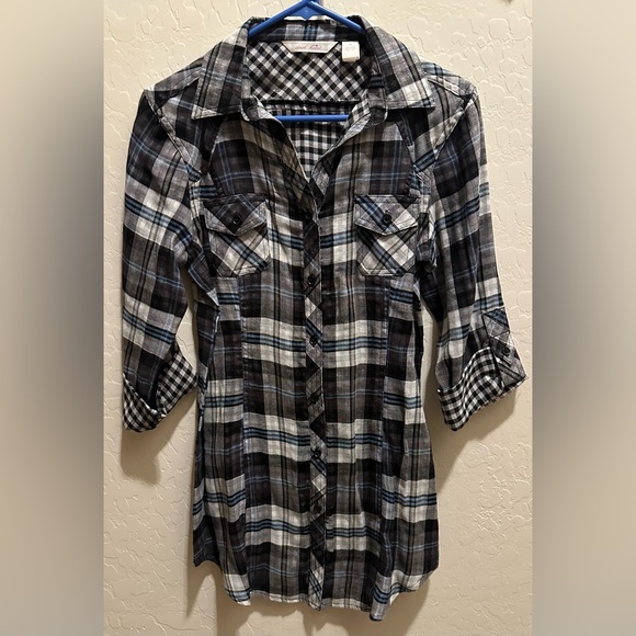 Derek Heart Plaid Button-Up Shirt - Picture 2 of 3